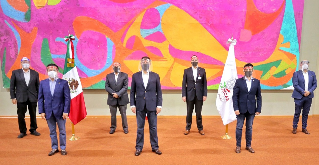 El Gobernador de Zacatecas junto con el Secretario de Turismo, Secretario de Economía, Secretario de Salud, el presidente de la Asociación de Hoteles y Moteles en Zacatecas, y presidente de la CANIRAC en Zacatecas.