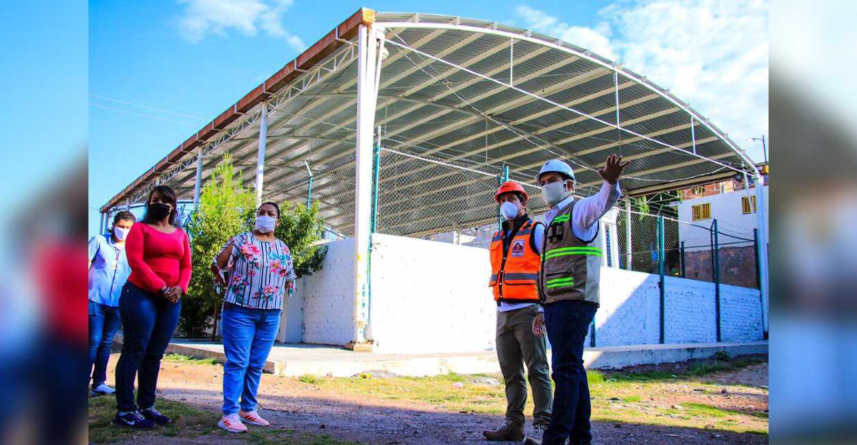 El alcalde de Zacatecas Ulises Mejía Haro, supervisó los avances finales en la rehabilitación de la cancha de fútbol.