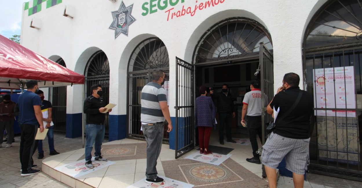 En el ingreso a las instalaciones de Seguridad Vial todos los solicitantes deben superar el examen de temperatura. Foto: Miguel Alvarado.