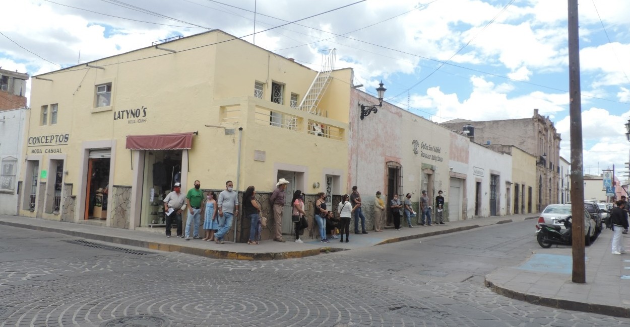 Los bancos y cajas populares tenían largas filas. Foto: Silvia Vanegas.