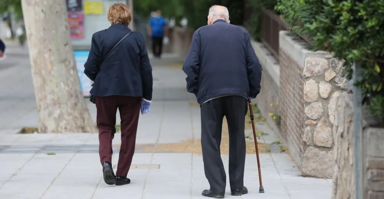Una pareja de ancianos en Madrid.
Foto ilustrativa, no pertenece a los hechos.
