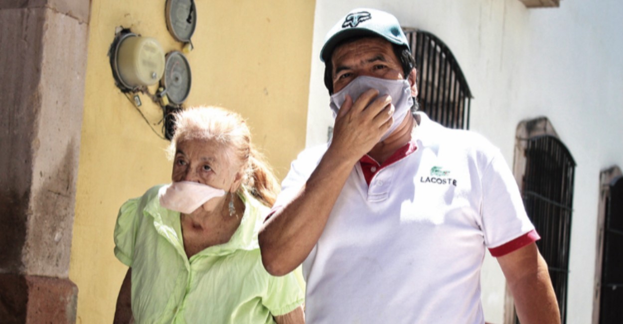 Harán entrega masiva de kits sanitizantes y cubrebocas para prevenir contagios en la población mayor. Foto: Miguel Alvarado.