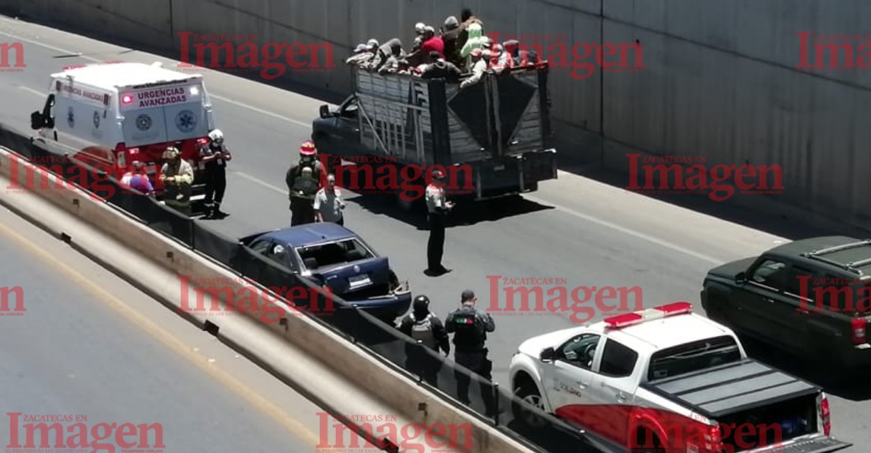 El automovilista que chocó fue atendido en el lugar de los hechos, ya que sufrió algunos golpes, pero ninguno de gravedad.
Fotos: Imagen de Zacatecas