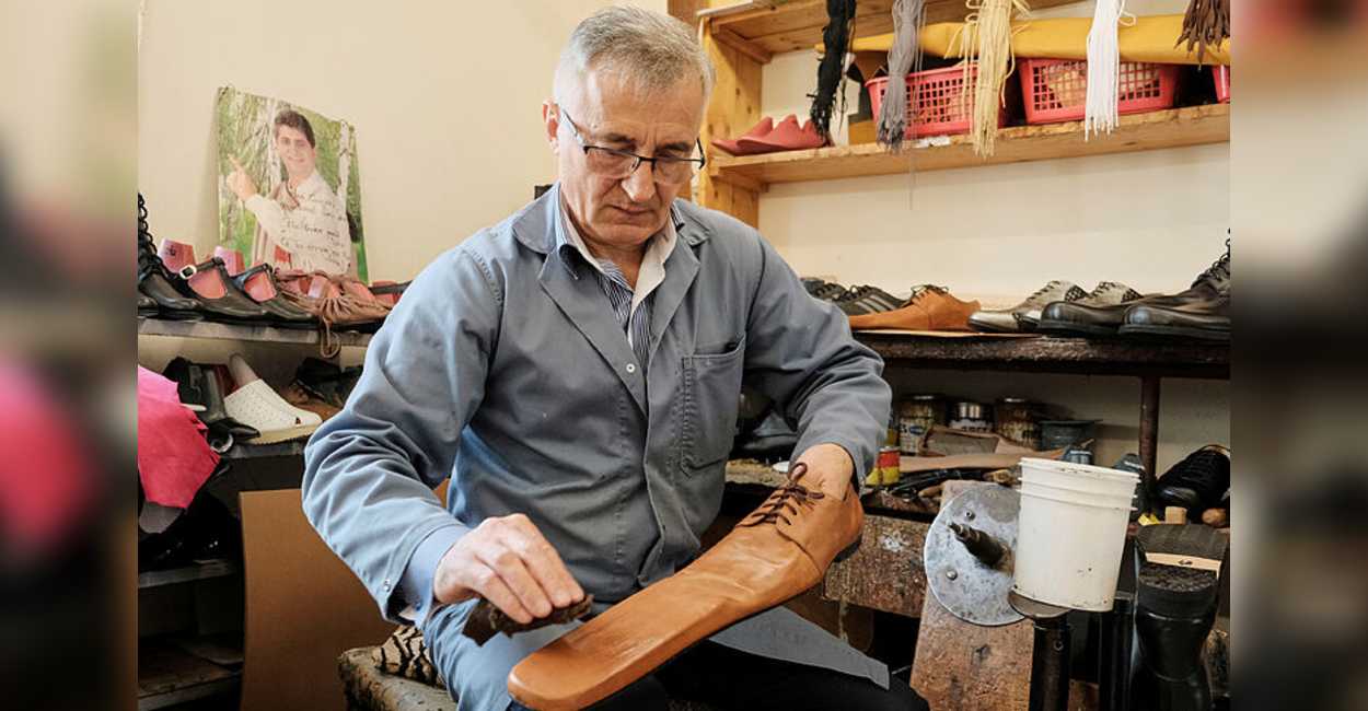 Un zapatero rumano creo unos zapatos de distanciamiento social son zapatos de cuero de punta muy larga para mantener a las personas separadas. 