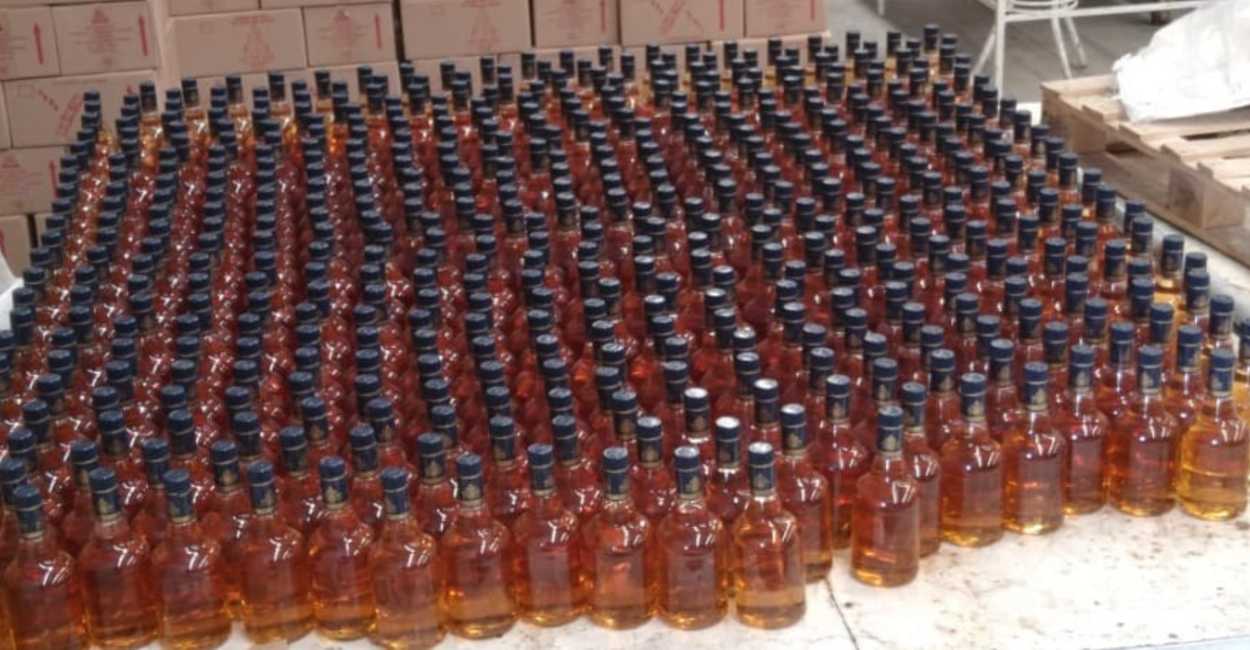 Más de siete mil botellas fueron identificadas y tenían la etiqueta de varias marcas comerciales.