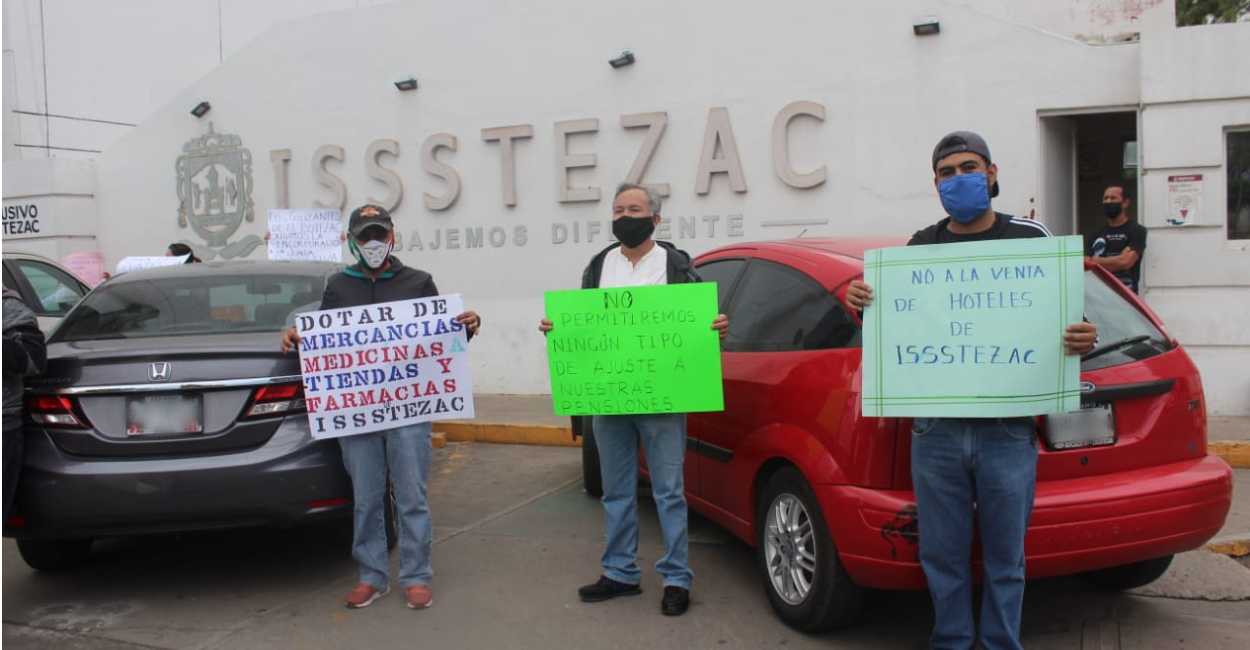 Manifestantes exigían que se dotará de medicinas a tiendas y farmacias del Issstezac.
Foto: Miguel Alvarado