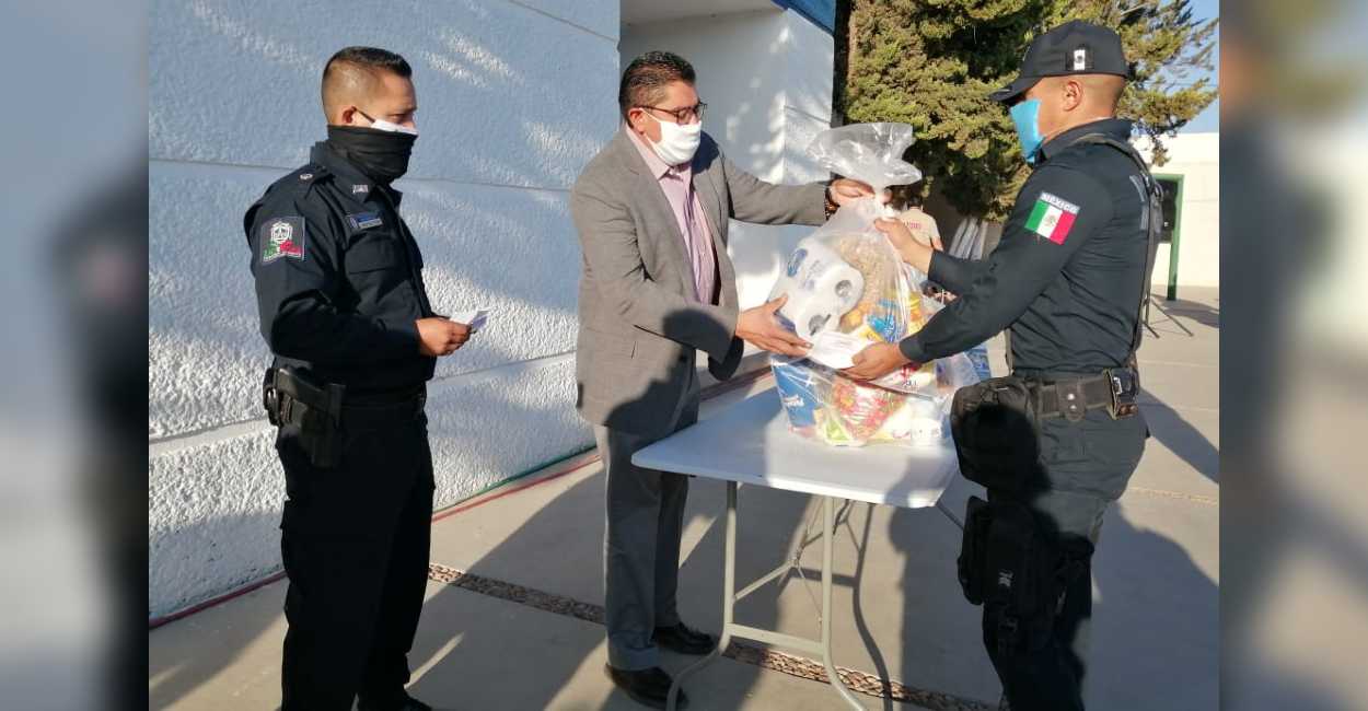 Saúl Monreal, presidente de Fresnillo entregando despensas a los policías del municipio.