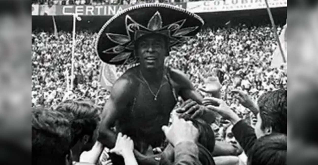 Una de las fotografías más icónicas es cuando Pelé festeja el campeonato con un sombrero de charro. Foto: Cortesía.