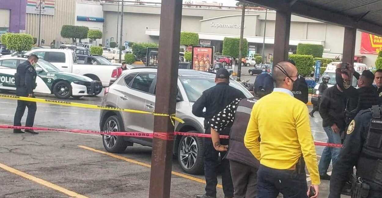 El cuerpo de un hombre fue encontrado dentro de su camioneta estacionada por un supermercado.
