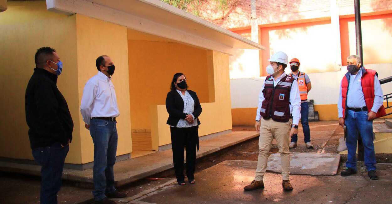 El alcalde de Zacatecas Ulises Mejía continúa supervisando las obras educativas en la capital.