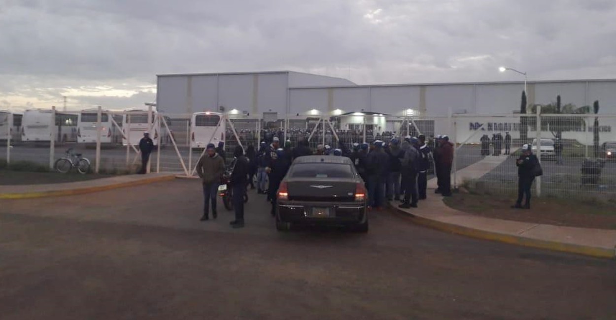 Los afectados decidieron permanecer afuera de las instalaciones ubicadas en el Parque Industrial de Calera. Foto: Silvia Alvarado.