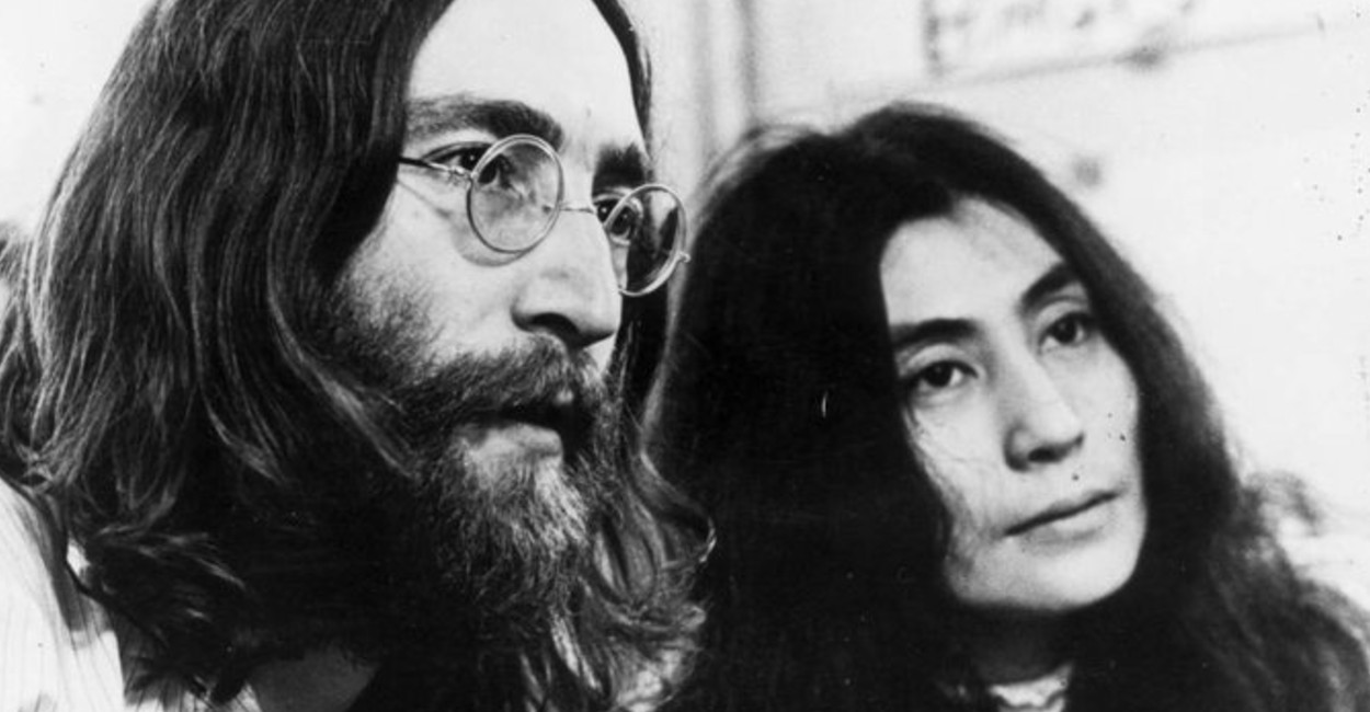 John Lennon y Yoko Ono. Foto: Twitter. @vanitatis