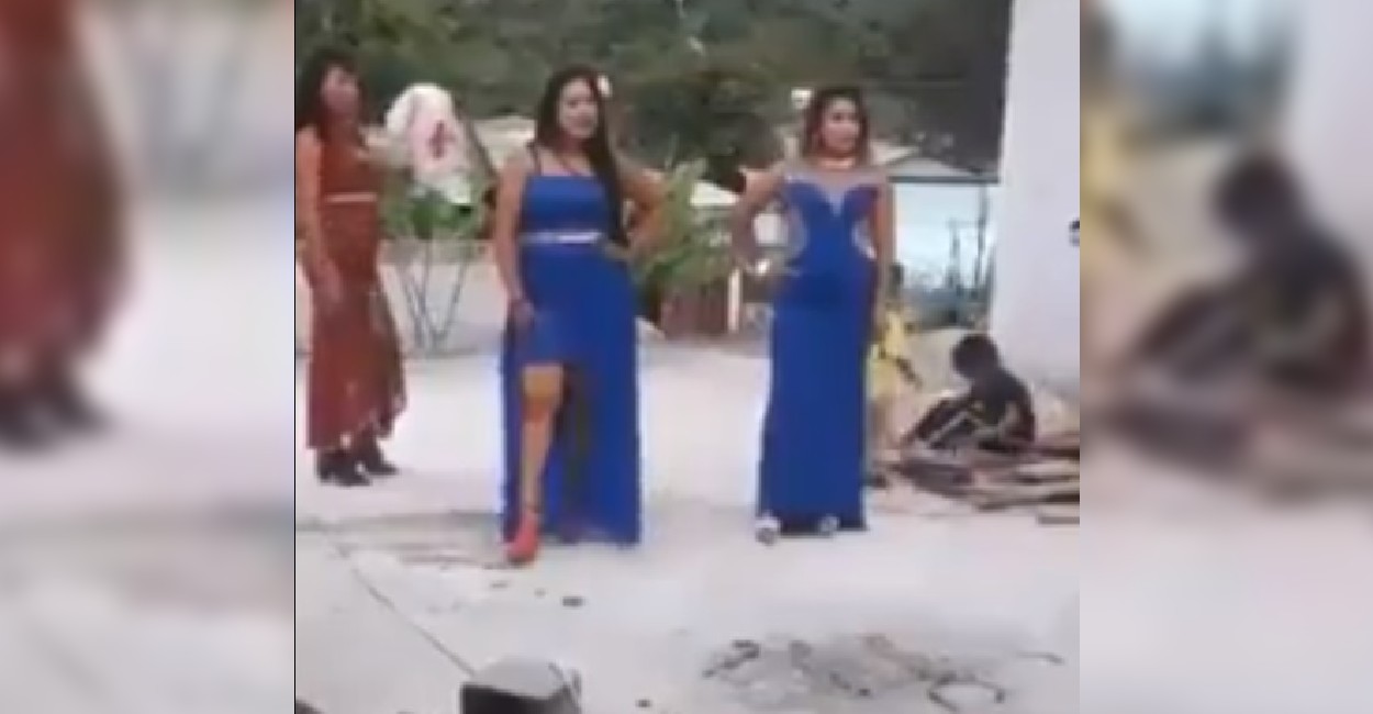 Las tres mujeres lucían vestidos elegantes. Foto: Captura de pantalla.