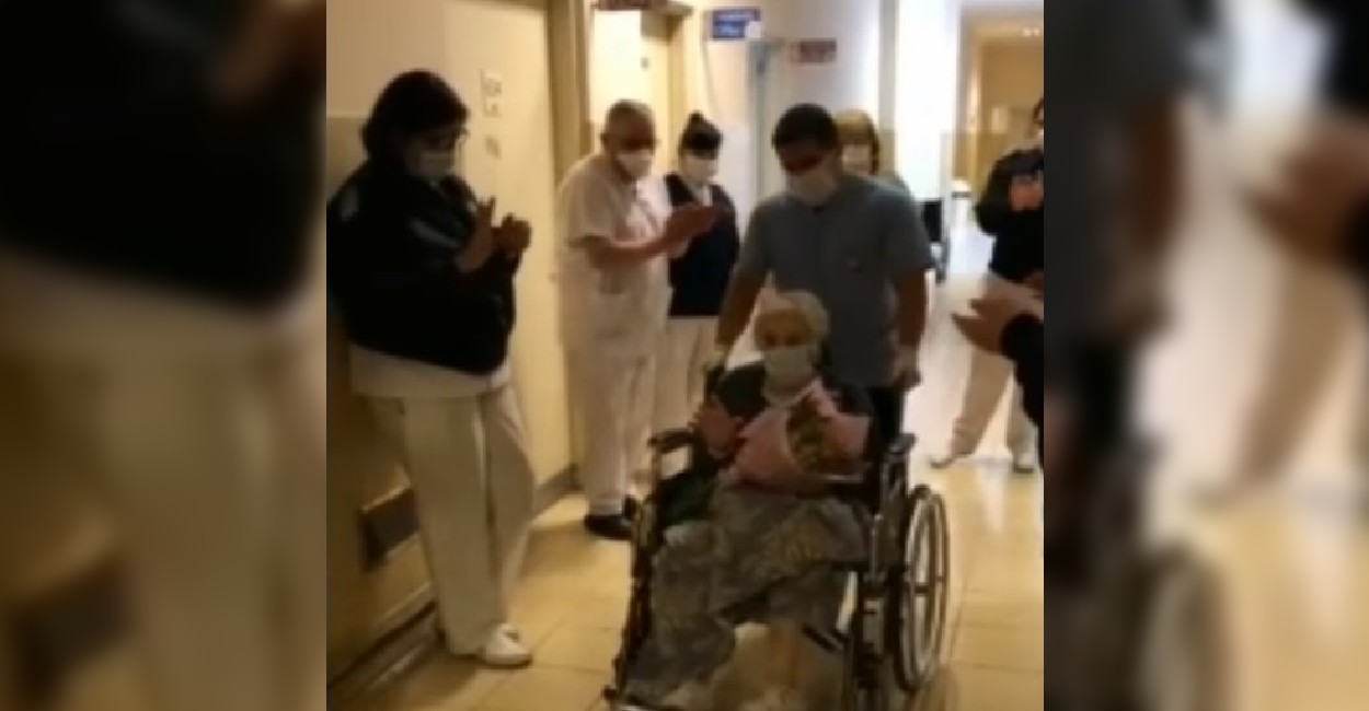 El personal de salud despidió con aplausos a la paciente cuando le dieron el alta. Foto: Captura de pantalla.