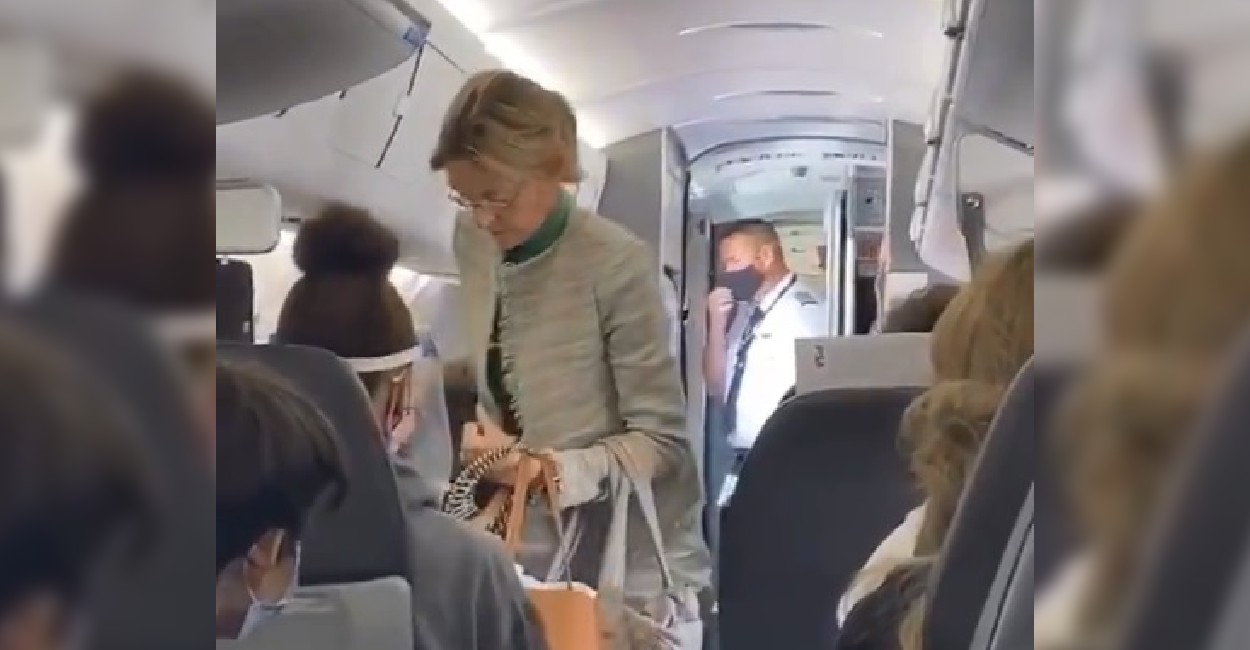 La mujer no portaba el cubrebocas en el avión. Foto: Captura de pantalla.