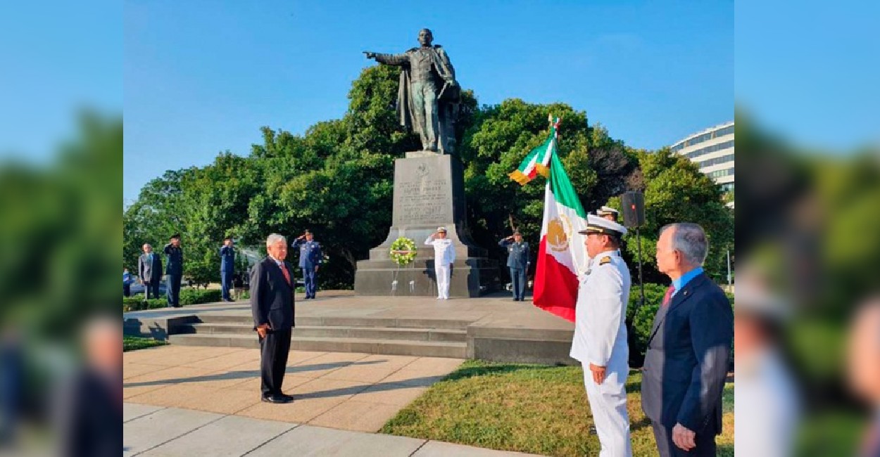El Presidente colocó ofrendas florales en los monumentos a los libertadores de EU y México. | Foto: cortesía