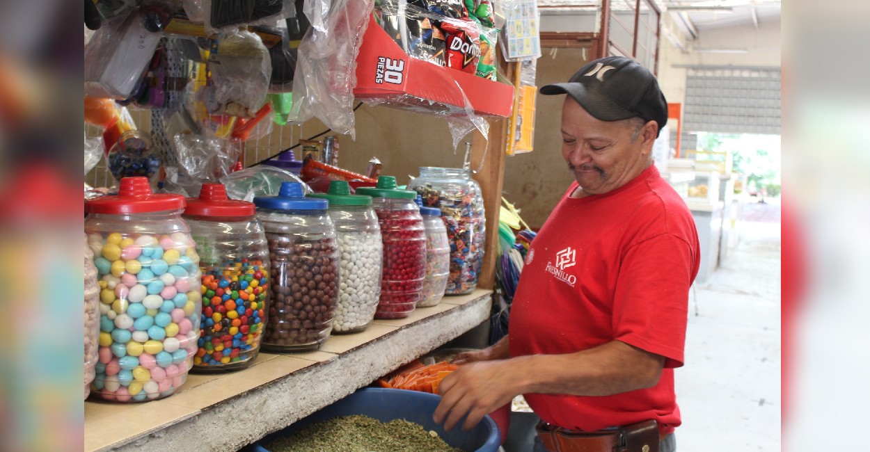 Este señor lleva casi tres décadas dedicándose al comercio. Fotos: Ángel Martínez.