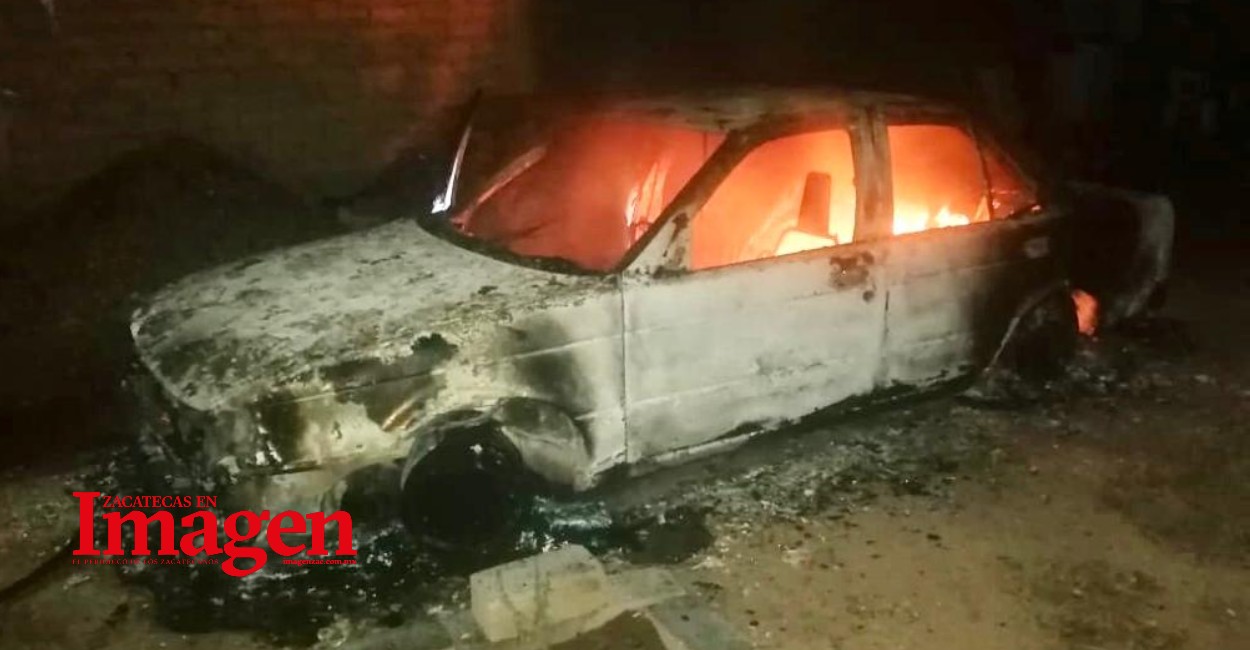 Los delincuentes quemaron un vehículo que estaba estacionado. 