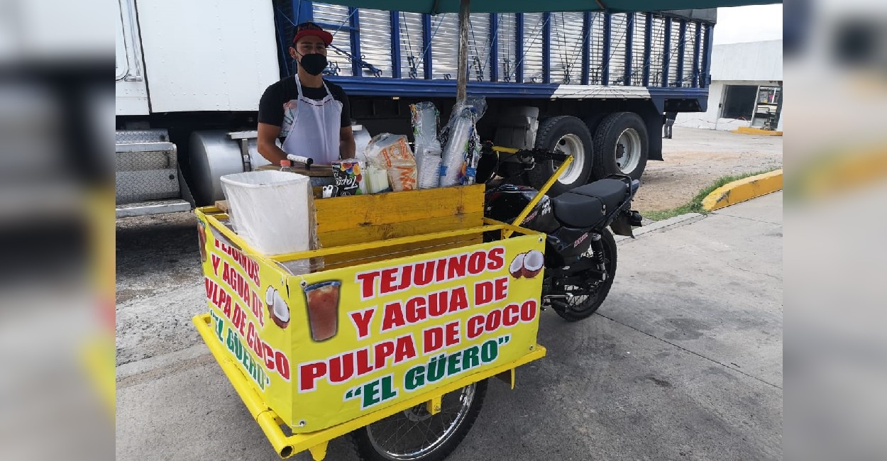 Su negocio empezó de cero y adaptó su moto para que fuera móvil y muy veloz. Fotos: Ángel Martínez.