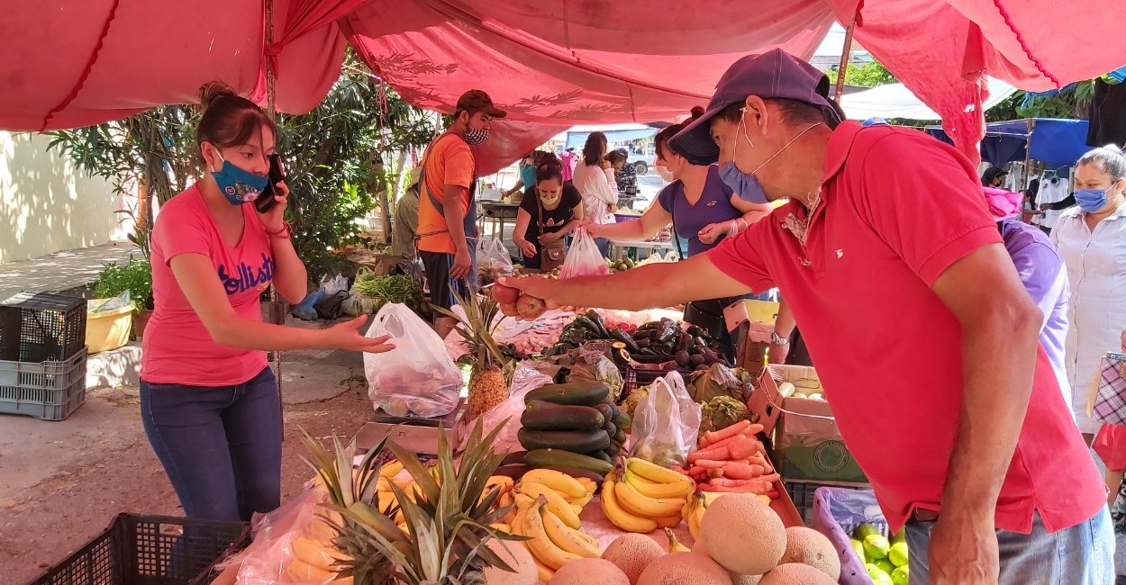 Los que reportan mejores ventas son los comerciantes de frutas y verduras, Foto: Rocío Ramírez.