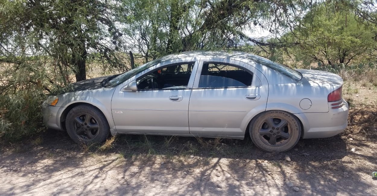 El carro Dodge Stratus, color gris, fue abandonado en un camino de terracería. Foto: Cortesía.