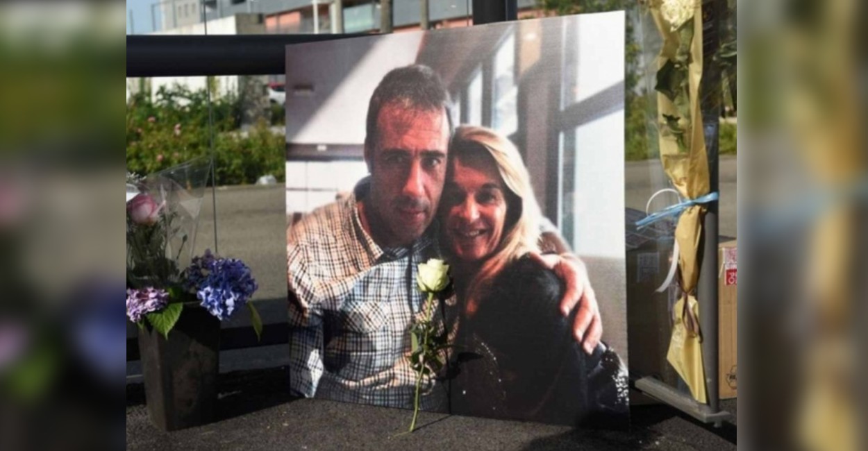 En la parada donde fue agredido se dejó una foto junto a su esposa y arreglos florales. Foto: Cortesía.