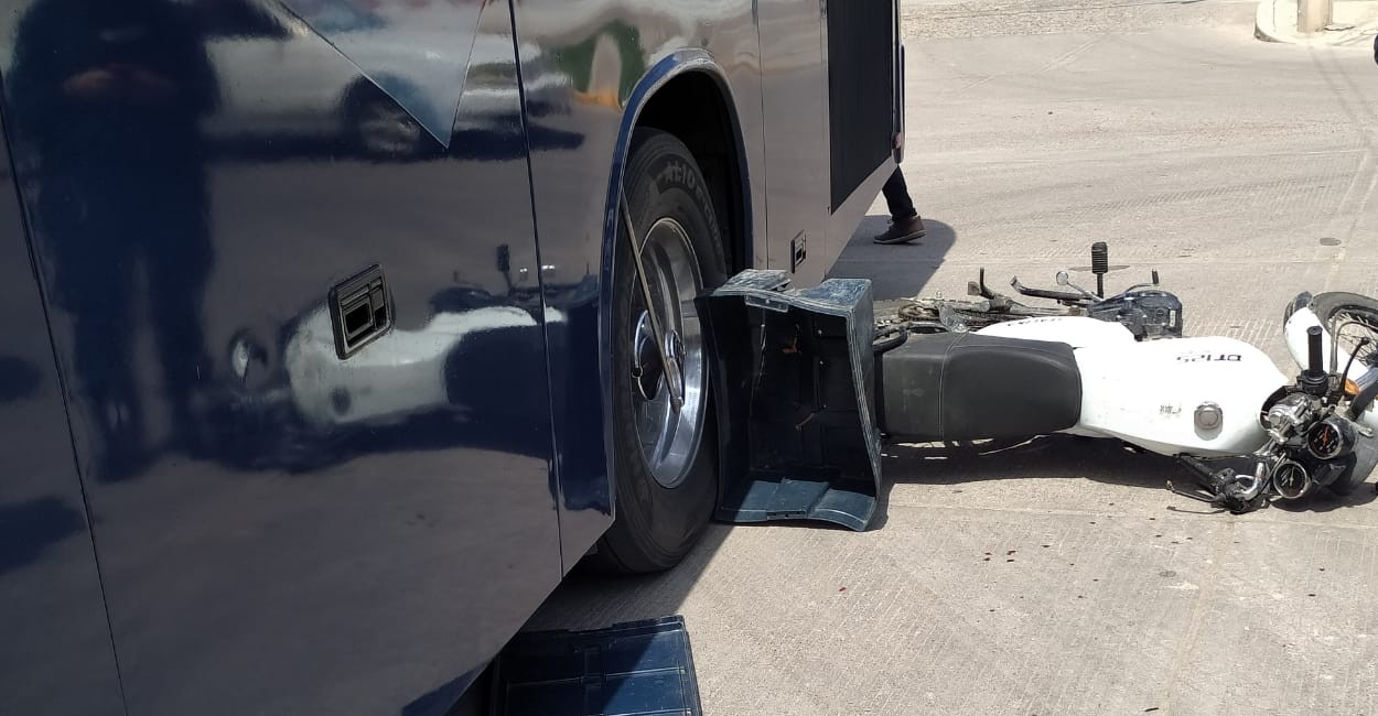 La motocicleta fue impactada por el camión de pasajeros. Fotos: Rocío Ramírez.