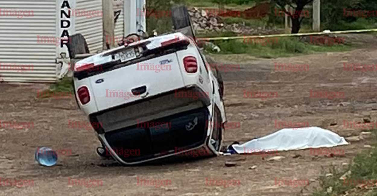 El cuerpo yacía a un lado de la camioneta volteada. | Foto: Imagen Zacatecas.