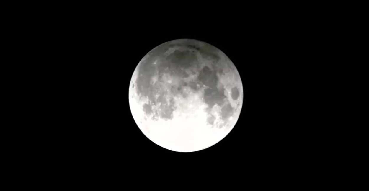 El eclipse lunar que se verá será penumbral y ocurre cuando la Luna pasa a través de la penumbra terrestre.