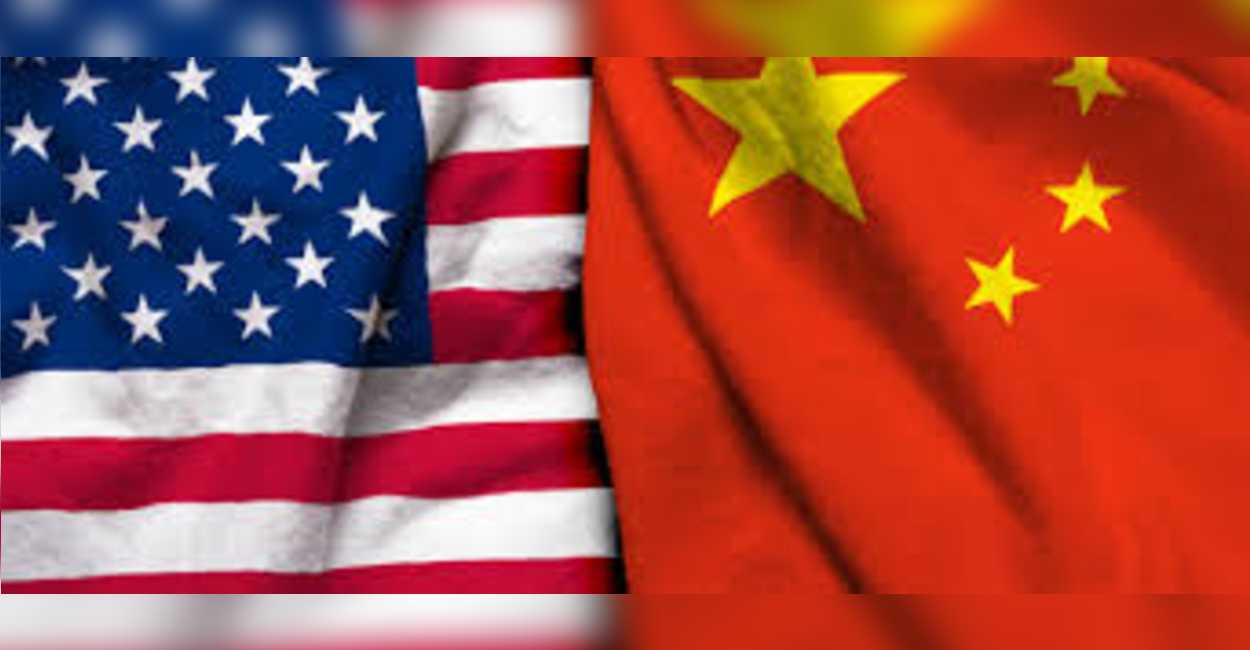 La bandera de Estados Unidos y la bandera de China.