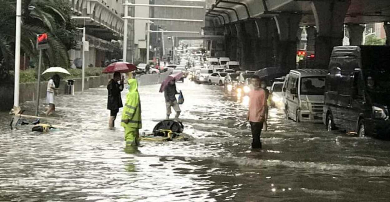 Fuertes lluvias han generado grandes inundaciones en Wuhan. | Foto: Twitter.