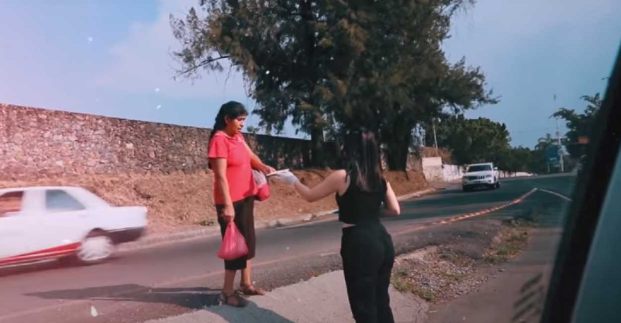 La cantante e influencer Kimberly Loaiza decidió salir a la calle y regalar dinero en sobres a gente en condición vulnerable. | Foto: Captura de pantalla.