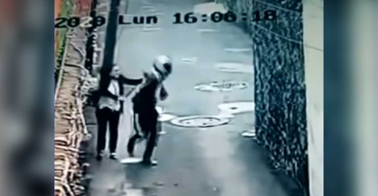 Varias personas decidieron ayudar a la mujer y sometieron al ladrón. | Foto: Captura de pantalla.