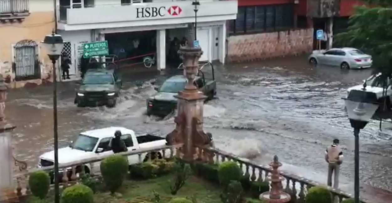 El crucero de las calles Juan de Tolosa y Reforma se inundó por las fuertes lluvias. | Foto: Captura de pantalla Marcela Espino.