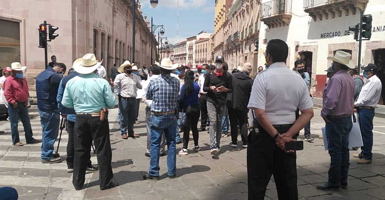 20 campesinos de diversos municipios cerraron la Avenida Hidalgo. | Foto: Elena Chávez