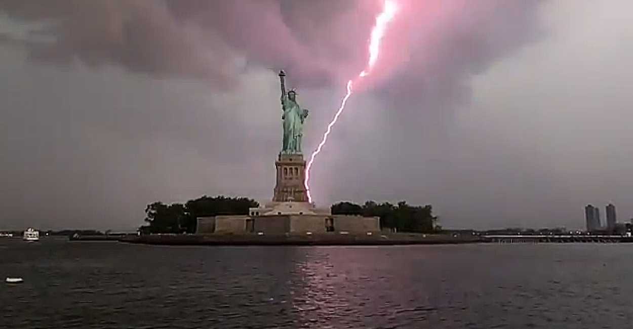 El fotógrafo Mikey Cee pudo capturar el momento exacto donde un rayo rosa impactó la Estatua de la Libertad. 