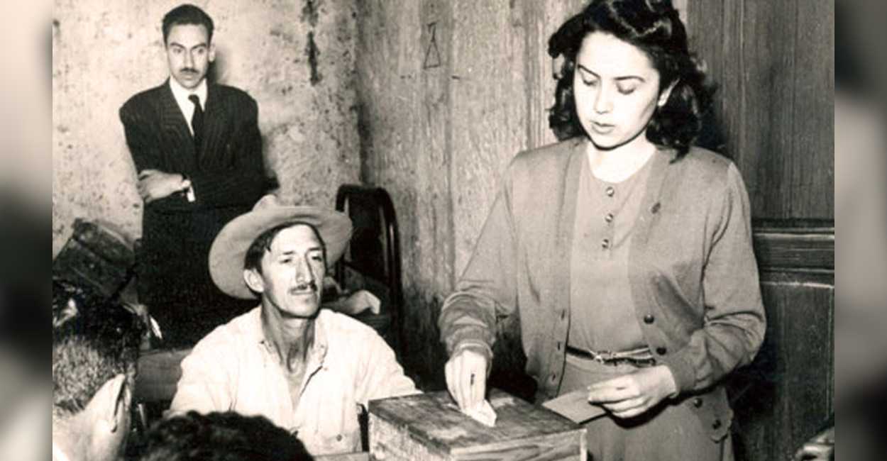 El 3 de julio de 1955, las mujeres mexicanas acudieron por primera vez a las urnas a emitir su voto, para elegir a los diputados federales de la XLIII Legislatura. | Foto: Instituto Nacional para el Federalismo y el Desarrollo Municipal.