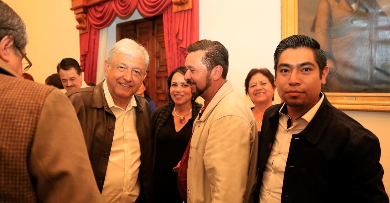 El presidente AMLO, Mirna Maldonado, Samuel Herrera, Ma. de Jesús García y Óscar Novella.