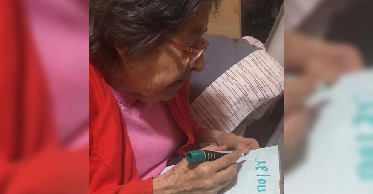 Usuarios en redes sociales han compartido a sus abuelitos sacando provecho a las clases por televisión. Foto: Twitter. @marialuzlinares