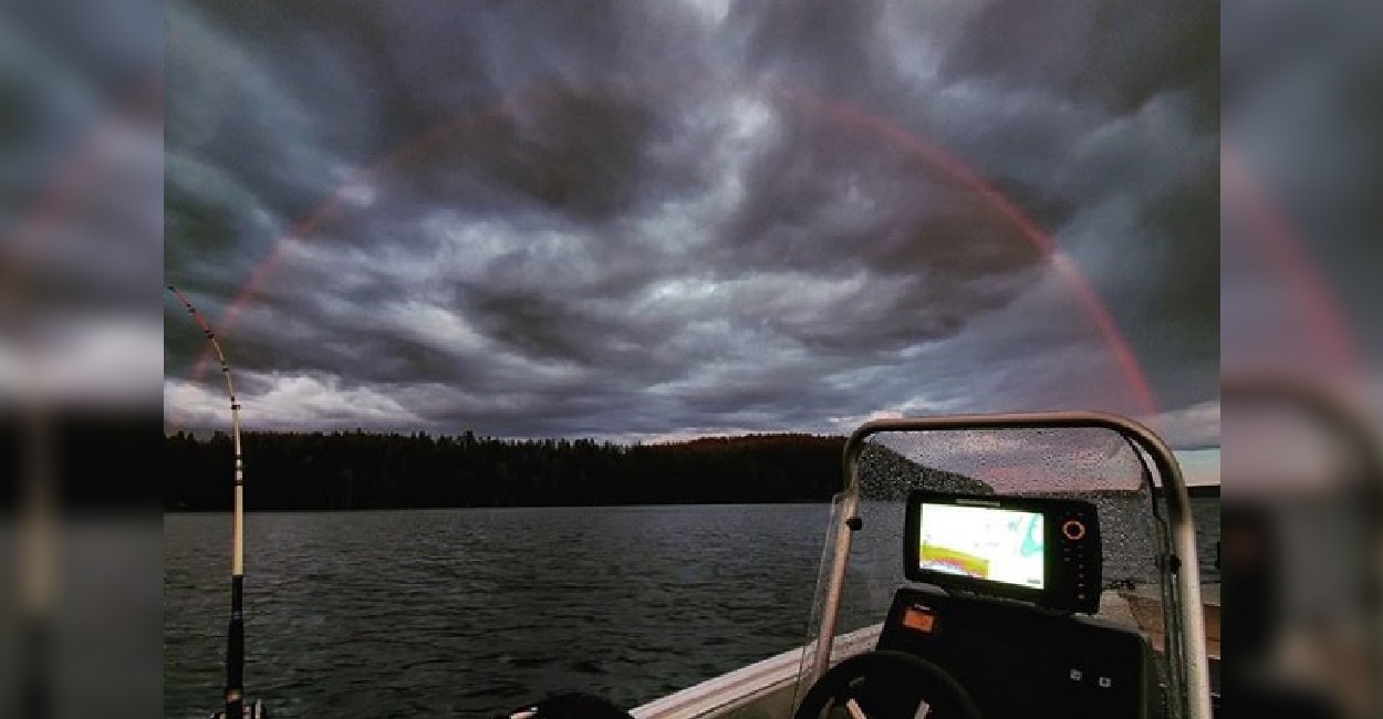 Arcoíris rojo en Finlandia. Foto: Instagram.