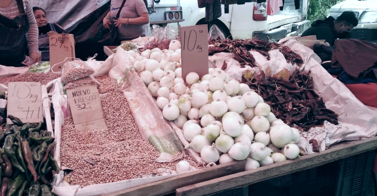 El kilogramo de cebolla se vende hasta en 10 pesos. Foto: Elena Chávez.