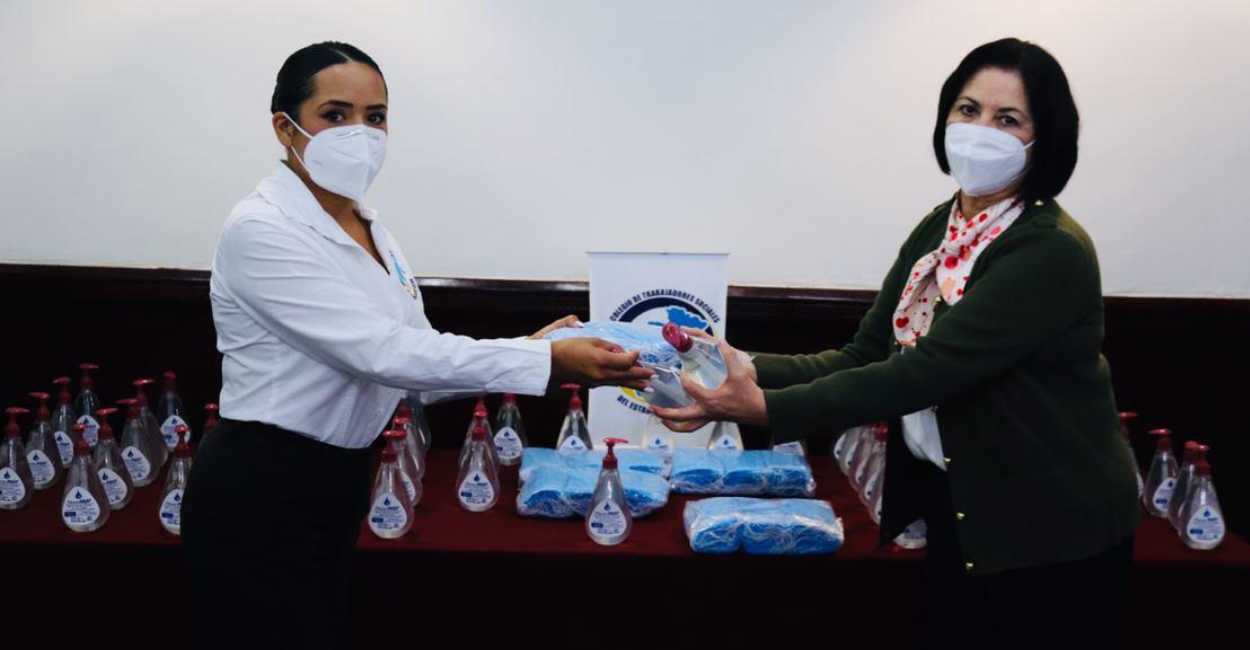 Foto: La coordinadora de Salud del municipio, Elsa Alicia Aguilar Diaz, entregando los insumos.