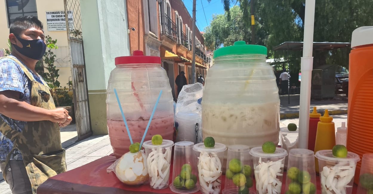 Se dedica a vender coco, crema de la misma fruta, agua de fresa y tepache en el centro de Guadalupe. Fotos: Alejandro Nájera.