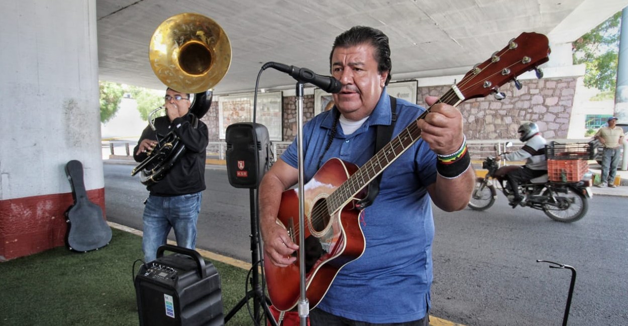 Ya son cuatro meses desde que salieron por primera vez a la calle con sus instrumentos. Fotos: Miguel Alvarado.