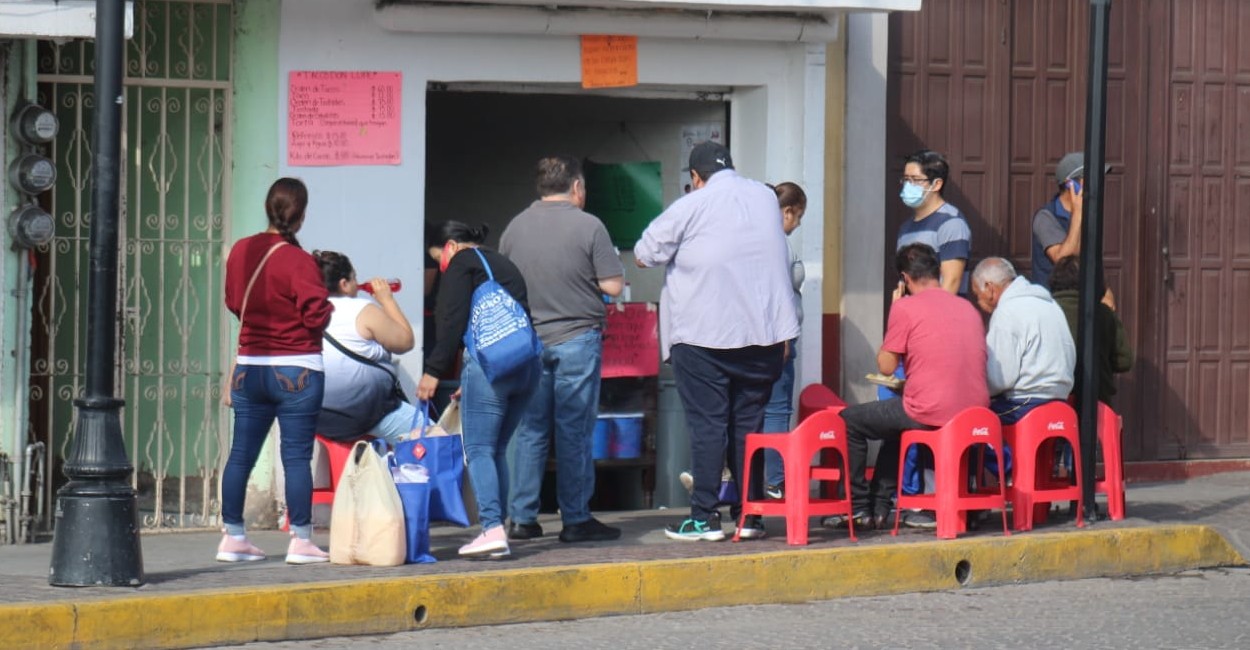 En los puestos de comida no se respeta la sana distancia ni la atención a determinado número de clientes. Fotos: Miguel Alvarado.