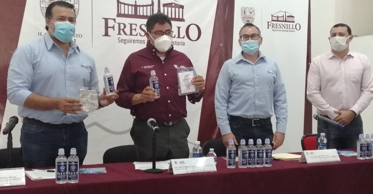 El alcalde Saúl Monreal recibiendo donación de cubrebocas y gel antibacterial por parte de Grupo Modelo. Foto: Cortesía.