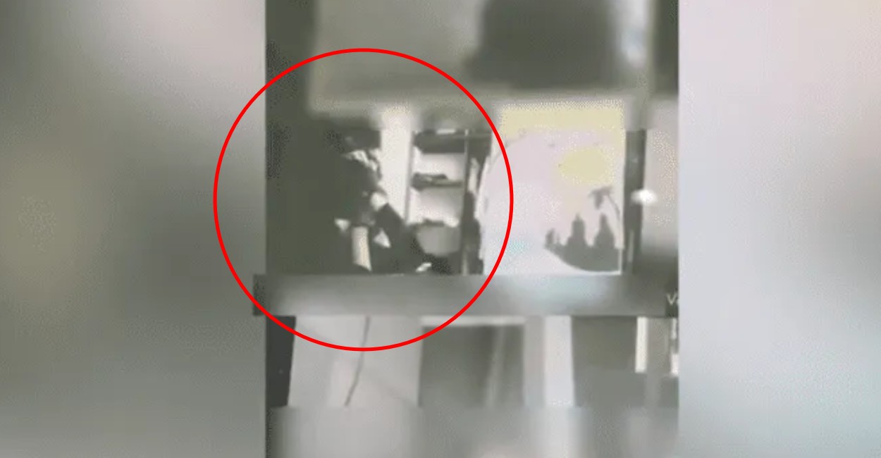 El ladrón amordazó a la víctima frente a la cámara. | Foto: captura de pantalla
