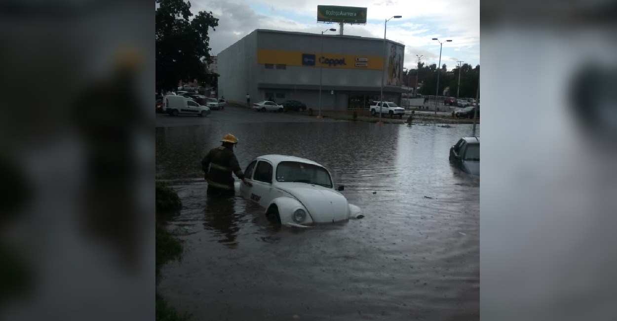 El agua tomó una gran altura, ocasionando que los vehículos quedaran parados: Foto: Cortesía.