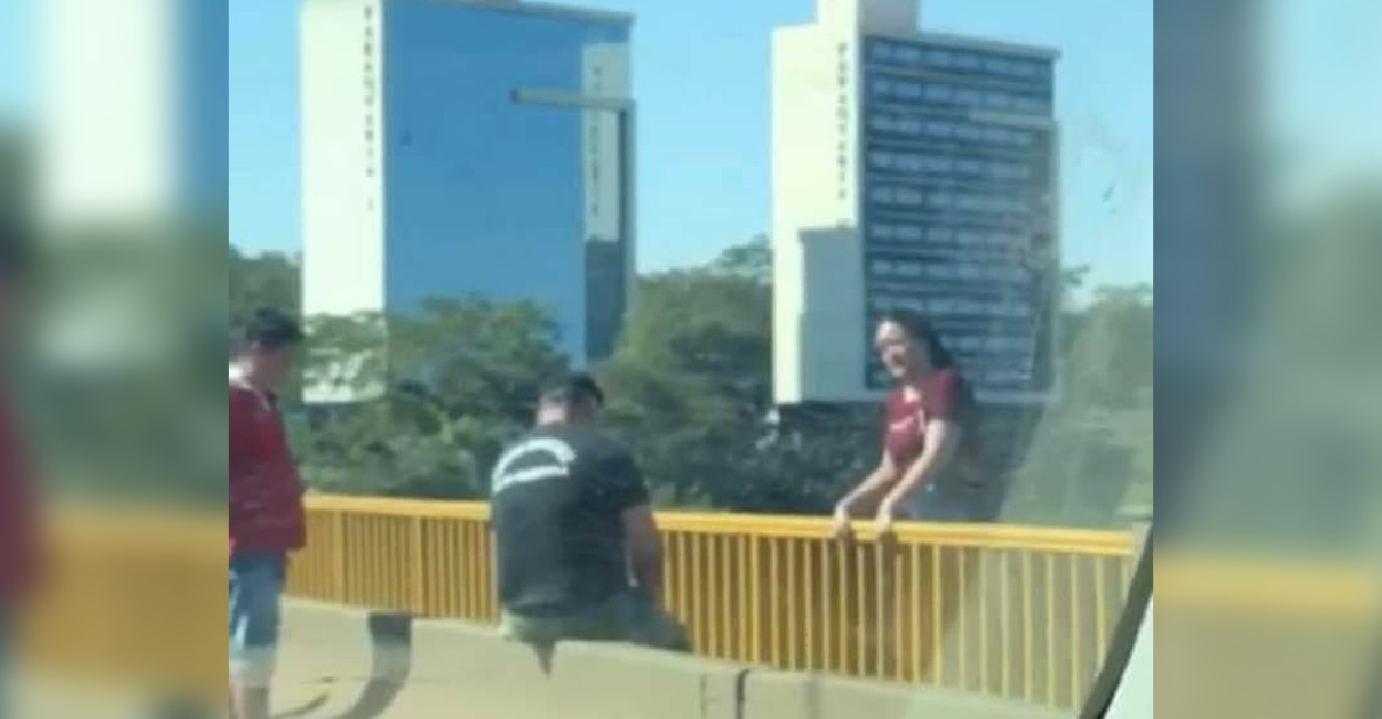La mujer intentó suicidarse  en el puente Cavalcanti. Foto: Twitter. @DespertarJuven2.