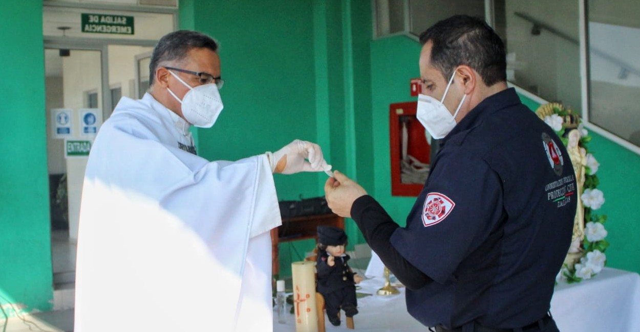 Los asistentes recibieron la ostia en la mano, como medida sanitaria. | Foto: Miguel Alarado